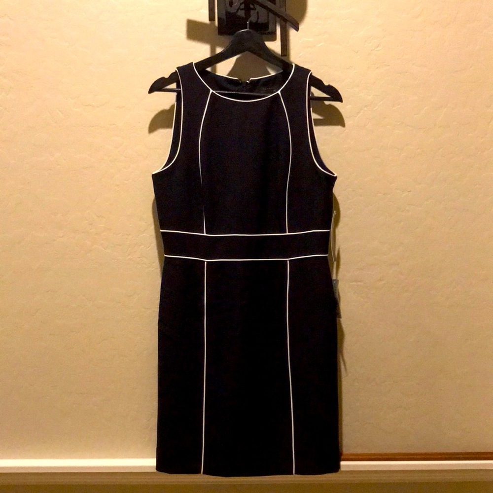 Tahari size 8P navy with white piping NWT